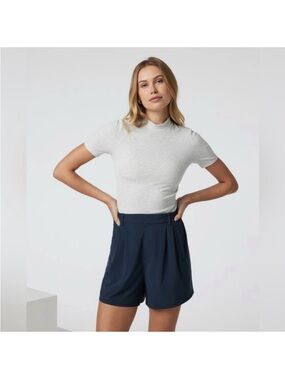 Vuori crop  Heather Gray Short-Sleeve Crew Neck Shirt